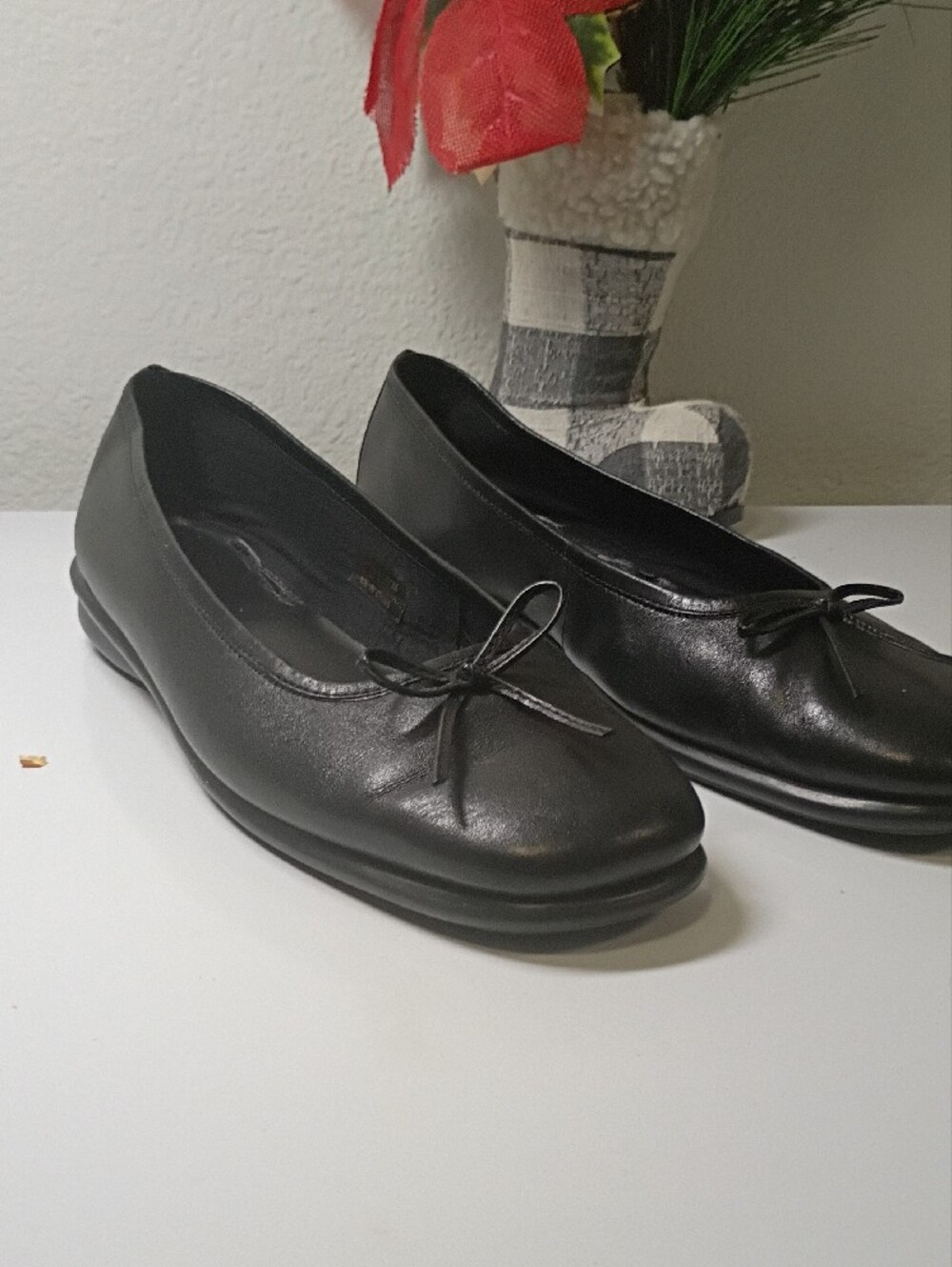 Classic Black Leather Ballet Flats with Bow Detail - Picture 4 of 8